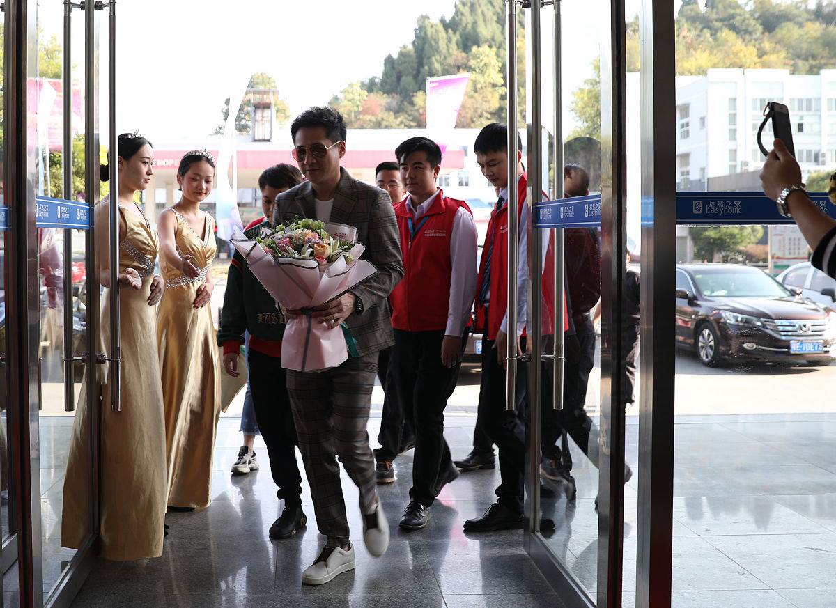 金凤凰定制价格与索菲亚定制价格有多大区别