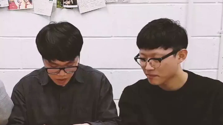 韩国小伙被包装带懵了,把干脆面读成了热干面,脑洞真大!