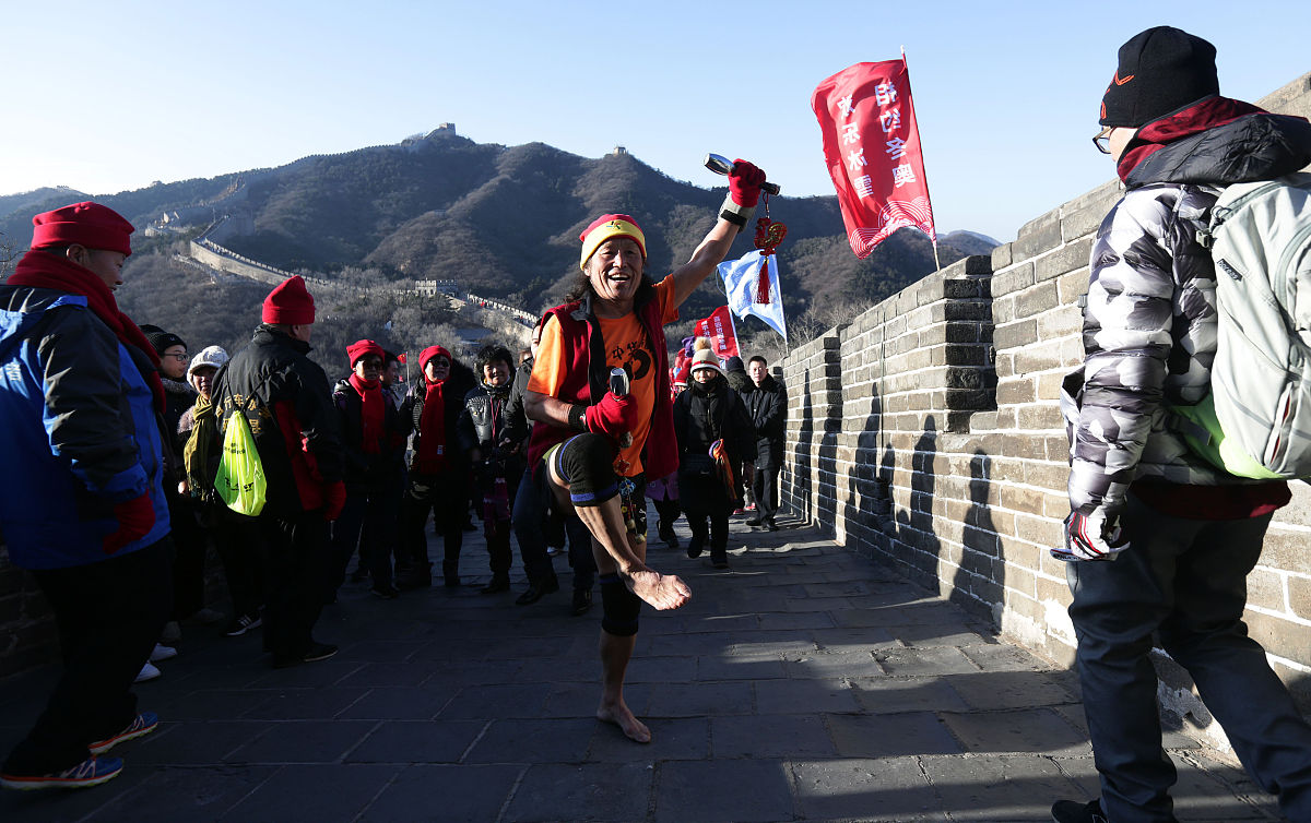 我说 你经常喝酒 有人照顾你吗 男生说 我自己会照顾自己 我说 酒喝多了伤身 你要为自己着想哦 他回了 嗯这句话看出了什么