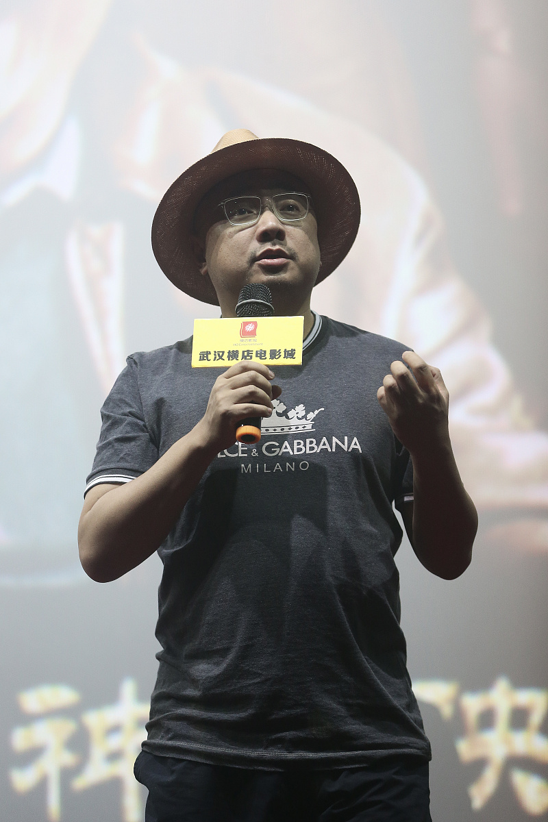 说唱女歌手转行卖烧烤，年入百万！背后的故事值得深思