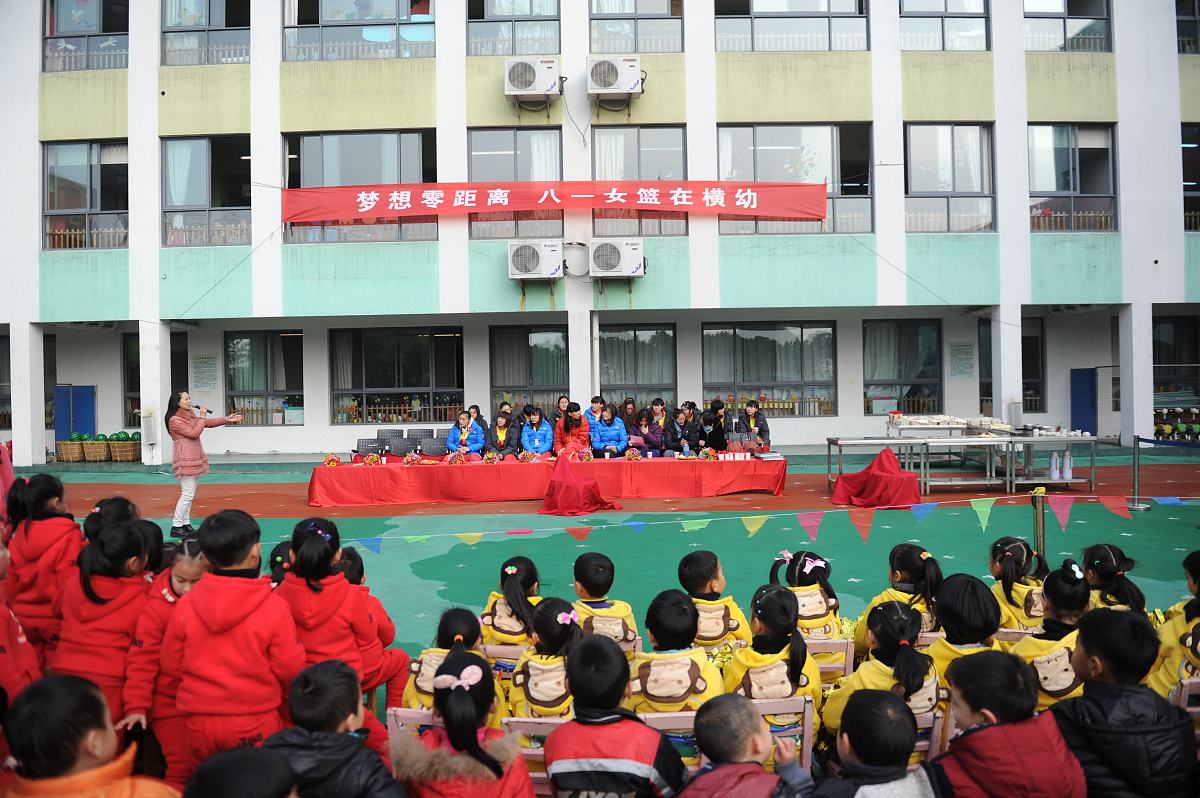 2013年12月19日,宁波,八一女篮走进幼儿园与儿童互动,授球技,做游戏其