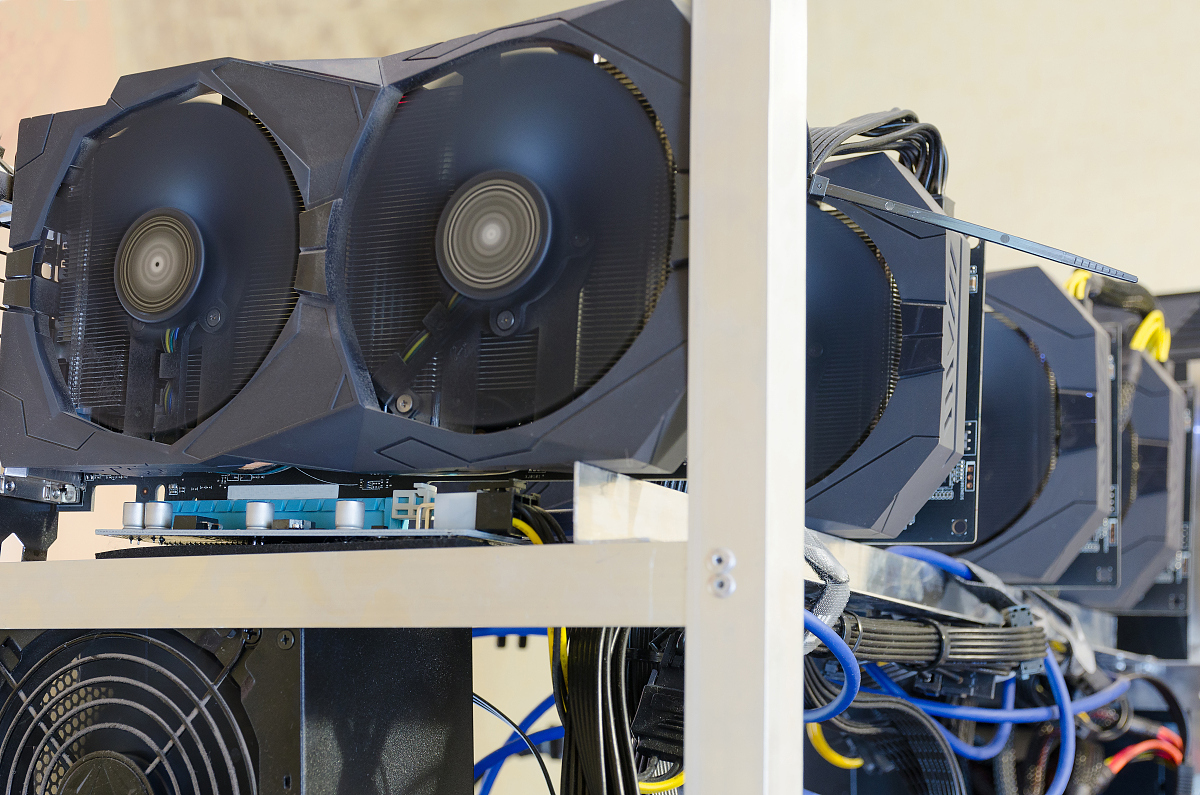crypt farm with graphic cards for <strong>e</strong>-currency mining.