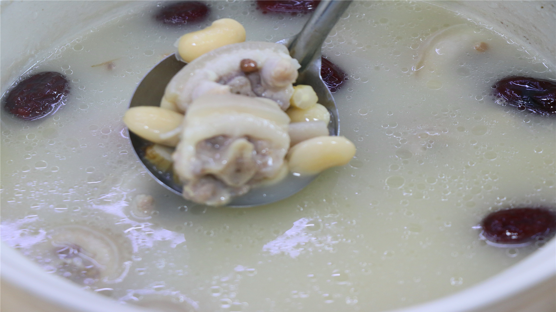 天冷了多给家人炖这碗汤,滋补鲜美营养又好喝,喝下去暖心又暖胃