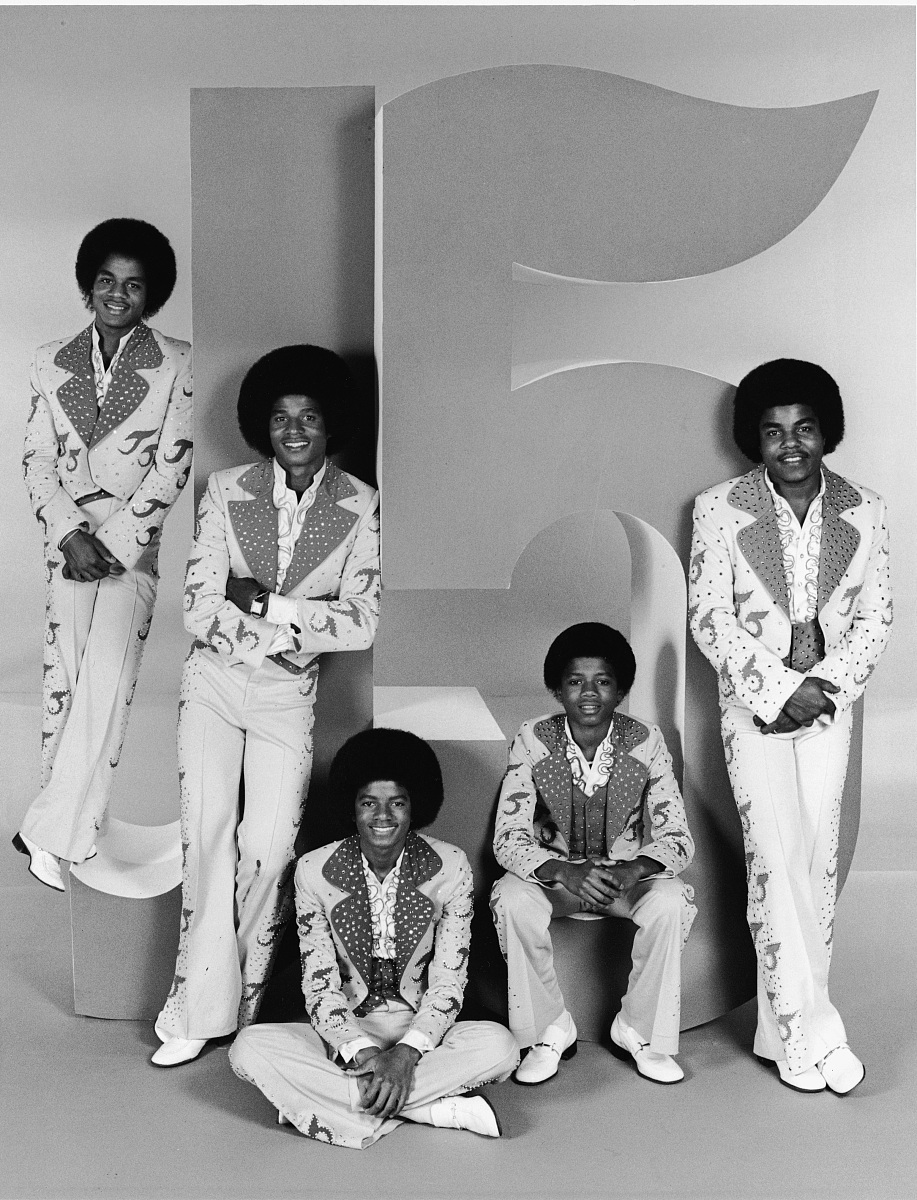 曾经在七十年代风靡一时的美国著名流行组合杰克逊五兄弟(jackson 5)