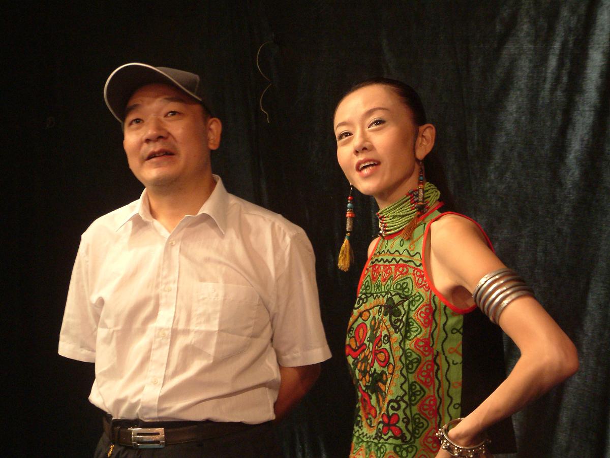 2004年8月25日,云南映象》的策划者兼主演杨丽萍做客湖南卫视《背后的
