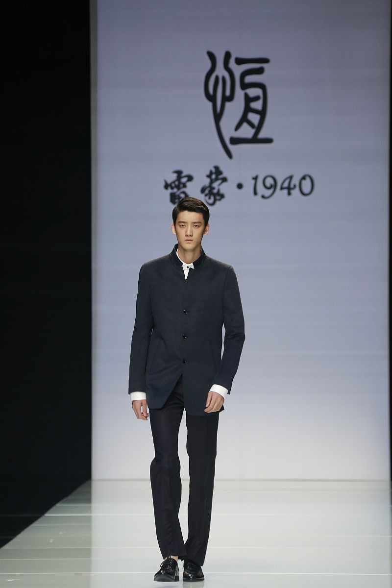 在第四周的实习中我开始接触到了公司的一个重要项目。这个项目是一个大型的电商平台涵盖了商品管理、订单管理、支付管理等多个功能模块。因为我的技术背景和专业特长我被安排负责商品管理模块的开发工作。在开始项目开发之前我和团队成员一起进行了详细的需求分析和技术方案设计。在这个过程中我深刻地认识到了团队合作的重要性。我们需要相互理解、协作共同完成项目的目标。这个过程中我也学习了很多与团队合作相关的技能如沟通、