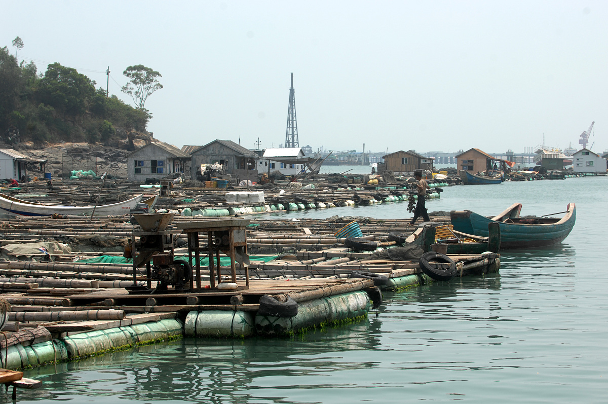 ***_***  2009年8月29日,福建泉州泉港萧厝海上渔排村.+++_+++海上,渔
