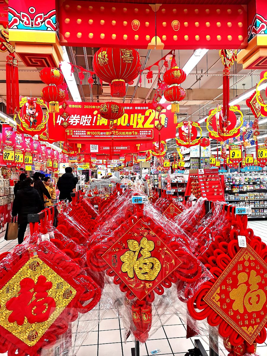 2020年1月17日,宝鸡市年味渐浓,市民正在挑选采购新年饰品.