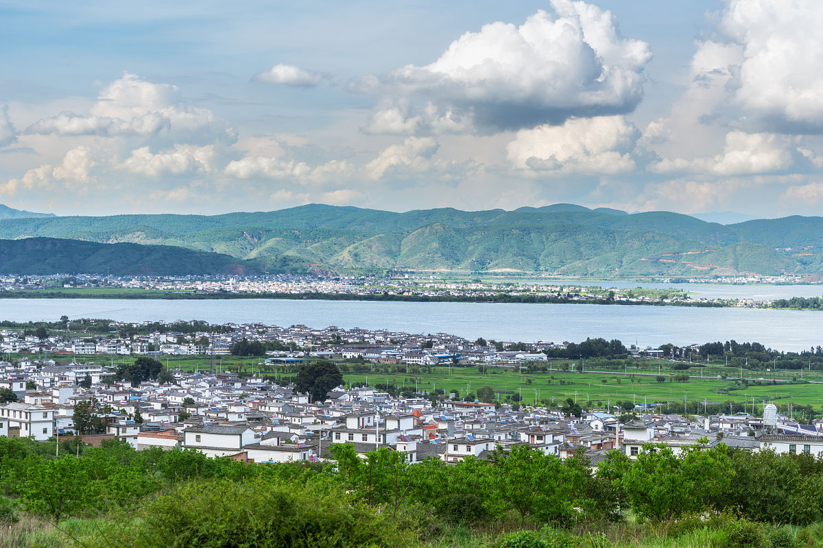 2019年8月6日,云南大理洱海边的白族村落特色建筑远景图.