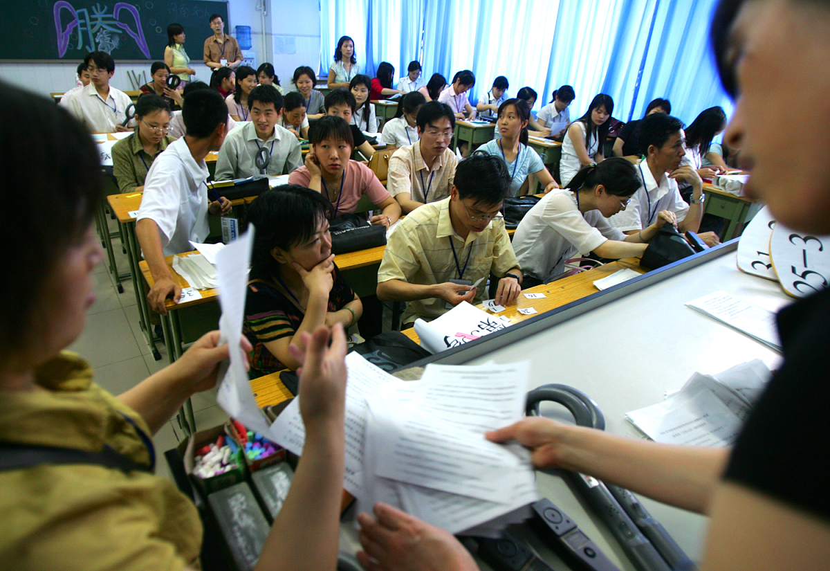 2005年6月6日,河南省702个考点的7万名监考老师同时在各地进行考前考