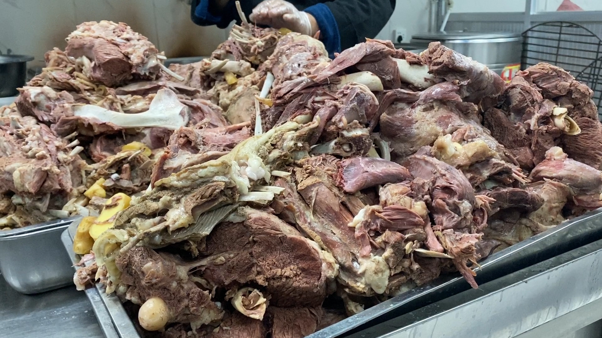 陕西小乡镇出来的励志大叔,自创品牌开三家分店,一天卖七八只羊