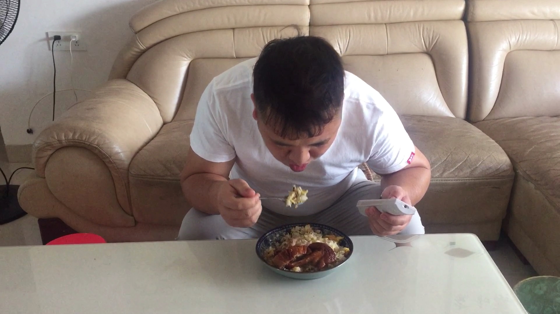 剩饭做成蛋炒饭,配上烤鸭腿,这吃法才叫爽