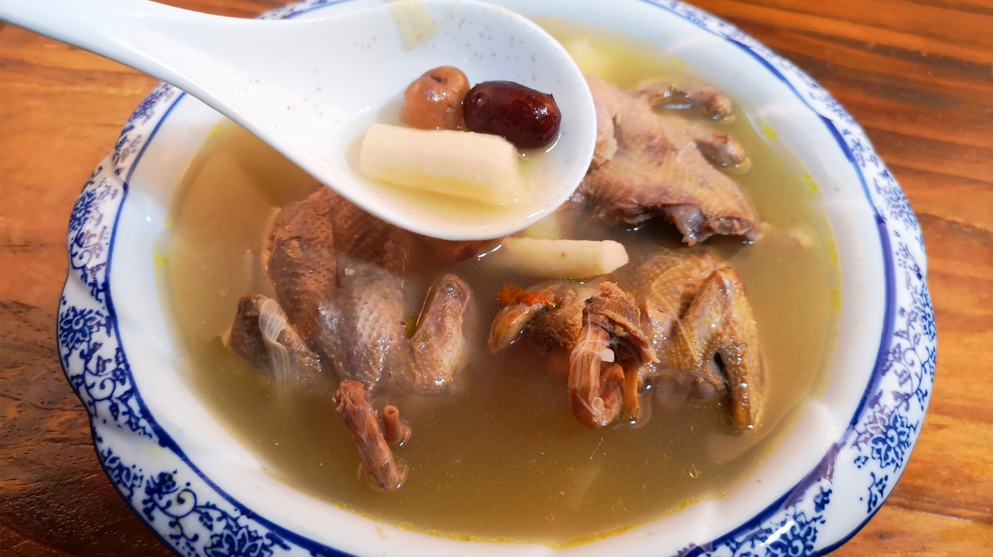 炖鸽子汤时,要不要先焯水?教你正确做法,汤浓味美,营养还翻倍