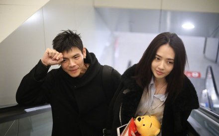 向佐郭碧婷同框现身机场,都是素颜出镜,撩起头