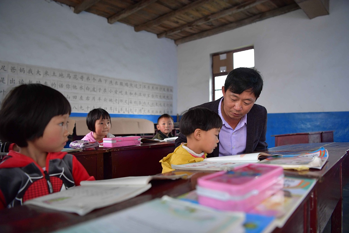 为了揭示小学二年级识字教学法是否有显著差异根据学生的智力水平努力程度、识字量多少、家庭辅导力量相似的原则将学生配成10对然后将每对学生随机分入实验组与对照组。实验组采用分散识字法对照组采用集中识字法。实验结束后统一测验。若欲问两种教学法是否有显著差异。且经严格的统计检验p001且经过正确严谨的假设检验得P001。请问所下结论应该是：A、两种识字法的效果不存在显著差异B、两种识字法的效果存在显著差异