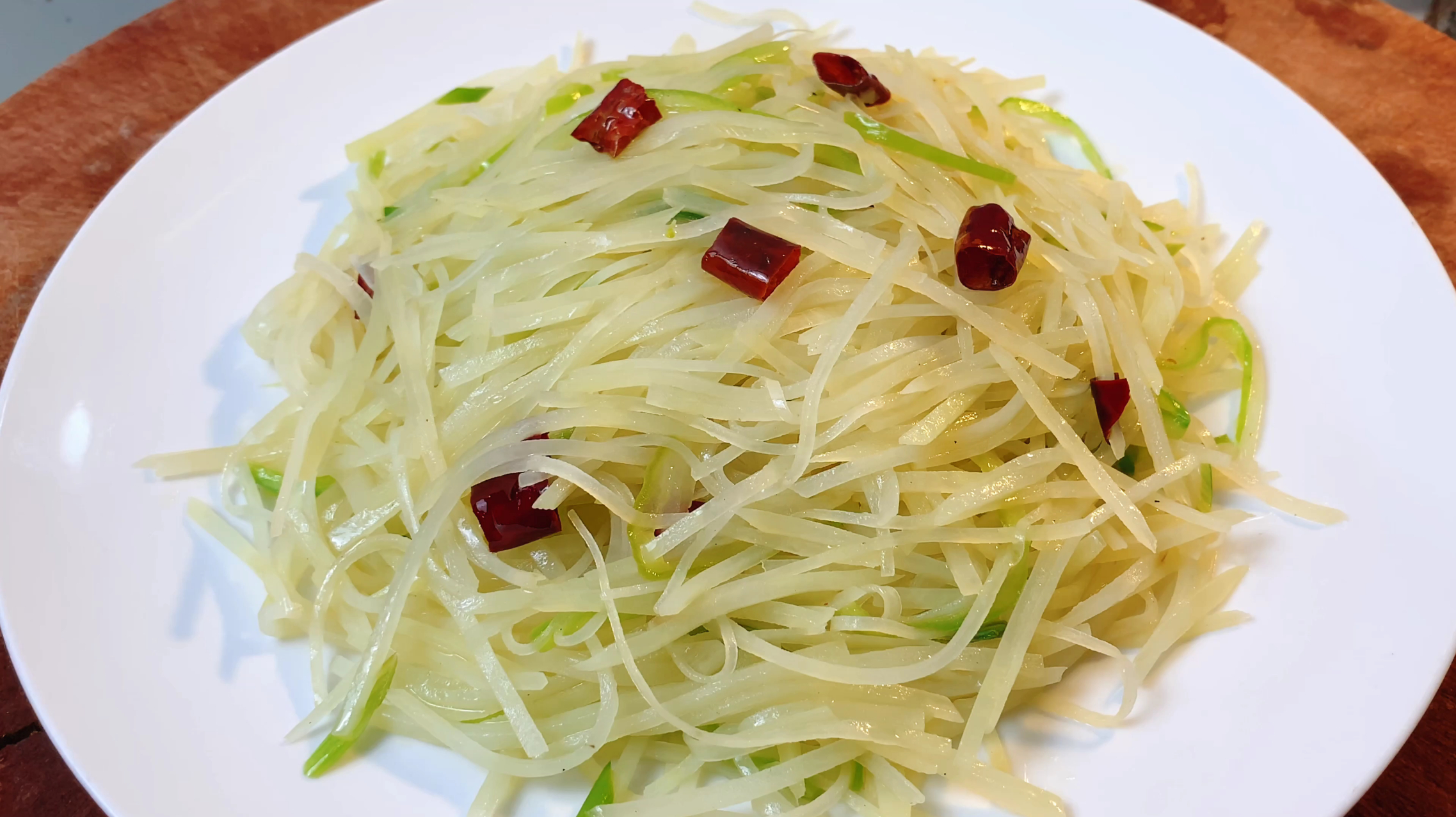 炒土豆丝，有人焯水有人直接炒，大厨教你正确做法，脆爽不粘锅