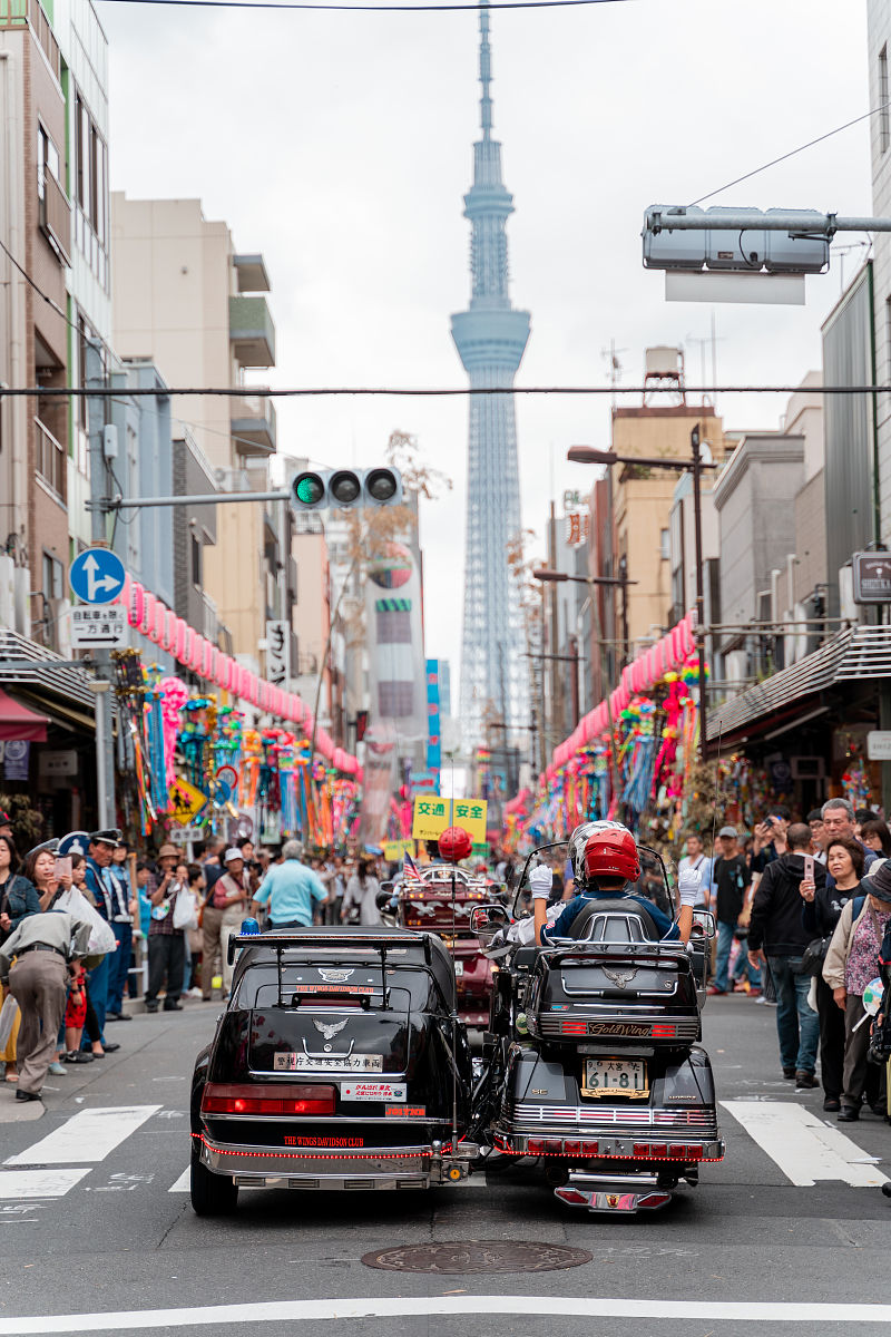 当地时间2019年7月6日,日本东京,民众张灯结彩迎接令和元年首个日本七
