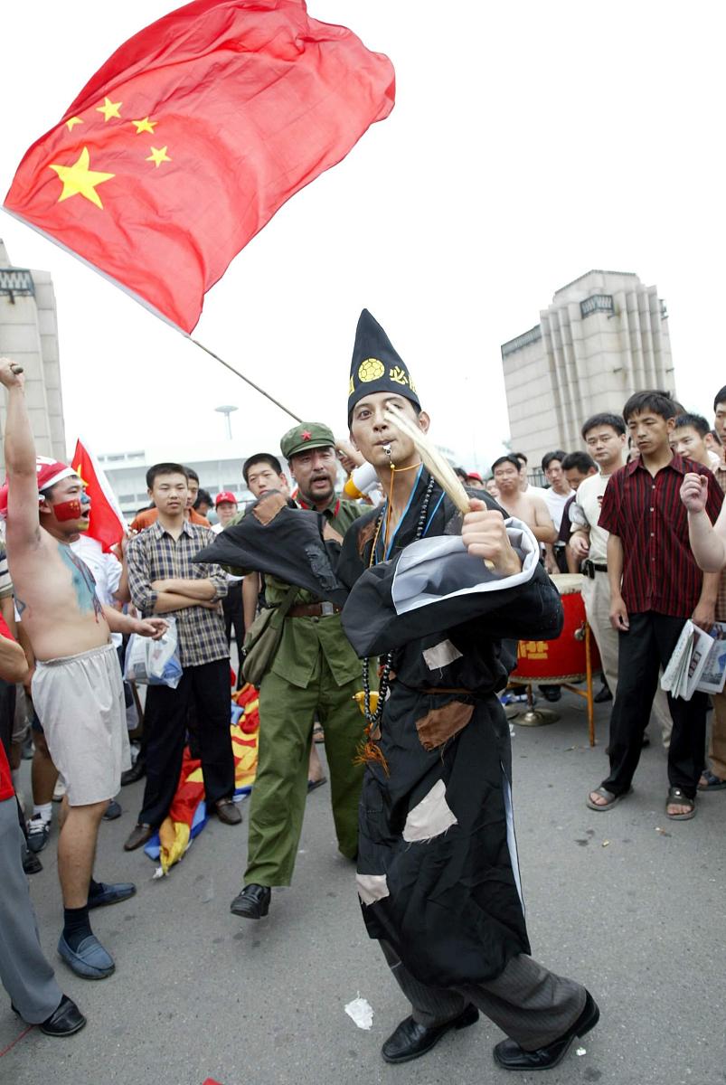 2004年7月17日,在离亚洲杯开幕还有4个小时的时候,火爆球迷抢先出击,