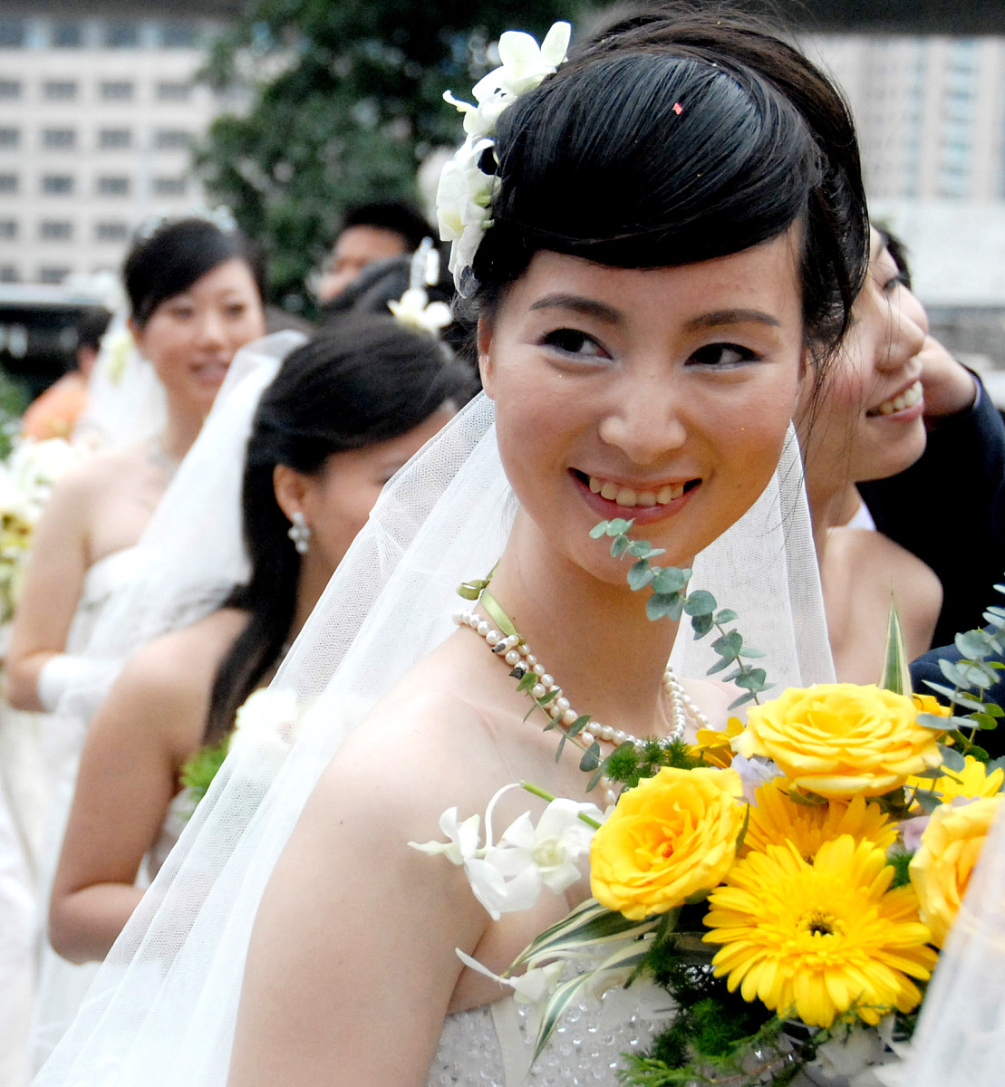 今天是我儿子大喜的日子我作为男方家长代表请你为我写一篇富有激情而有感人至深的婚礼致辞1000字左右。