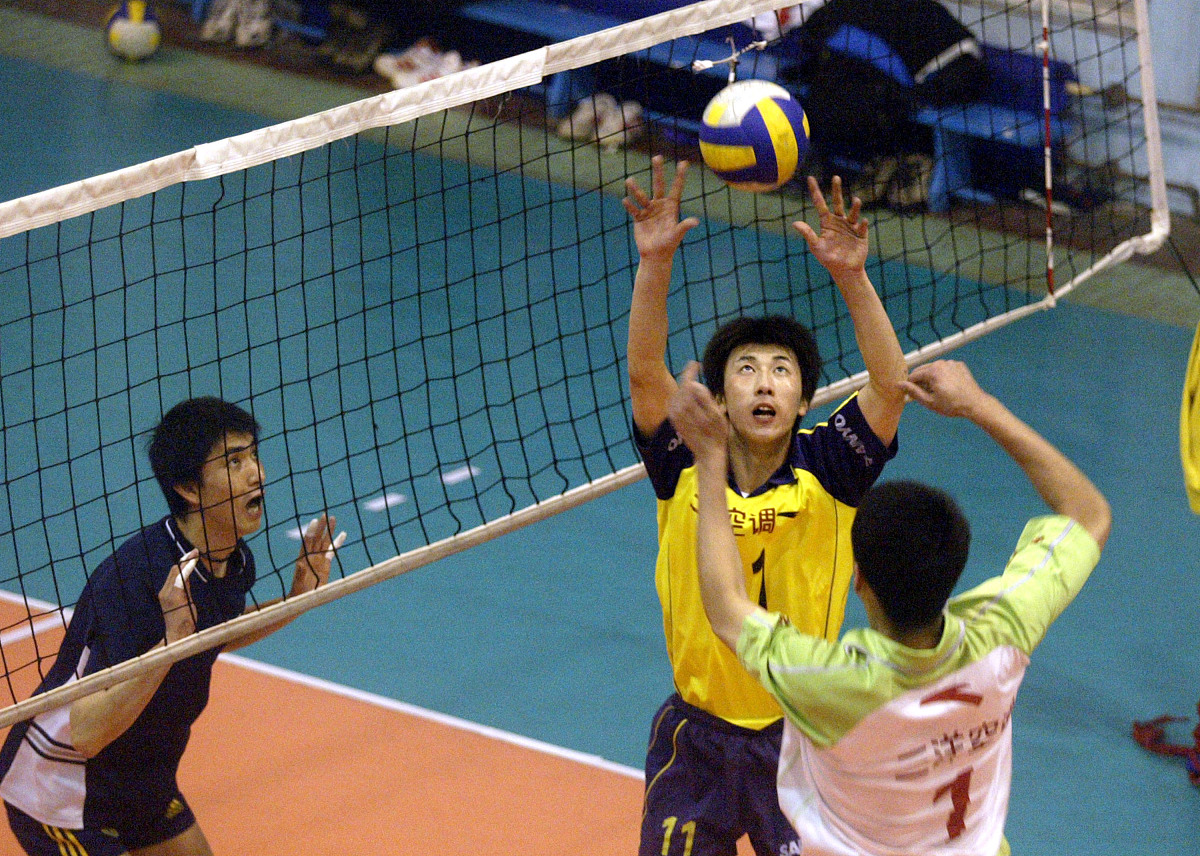 排球接扣球技巧：站位、接球、观察、协调，5步提升接球实力