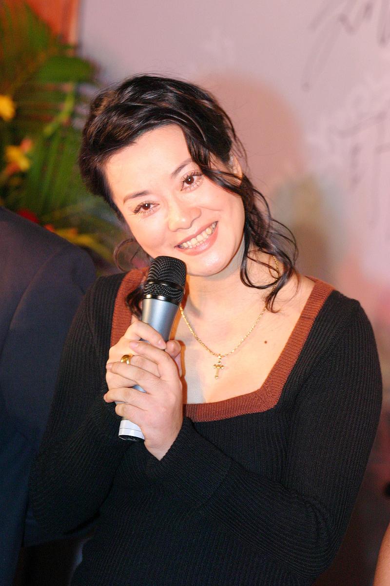 2003年9月9日,毛阿敏在北京签约新<strong>东</strong>家保利演艺经纪公司.