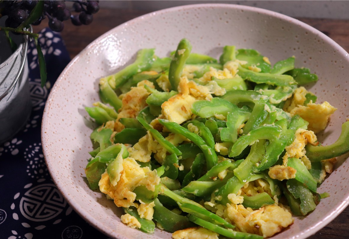 苦瓜炒鸡蛋时,到底要不要焯水?大厨:无数尝试,此做法最香!