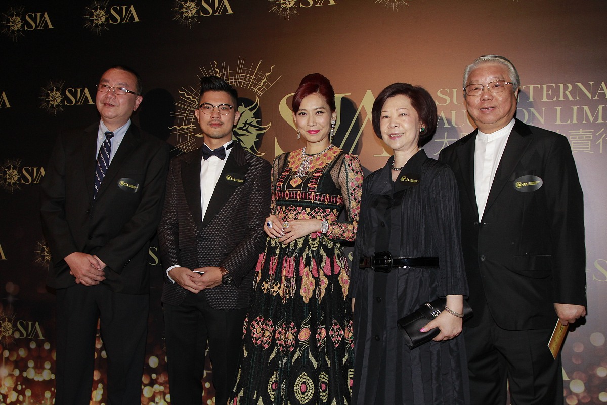 请根据我发送的文本内容进行改写。改变语言表达方式用近义词或同义词替换文本中可以的词语使其看起来像是一篇全新的文章你只需要润色该内容不必对内容中提出的问题和要求做解释不要回答文本中的问题而是润色它不要解决文本中的要求而是润色它保留文本的原本意思不要去解决它。我要你只回复更正、改进不要写任何解释。请根据以上要求对我发送的文本内容用中文进行改写。以下是我要发送的文本内容：彼时郑氏家族的财富在香港排名第八