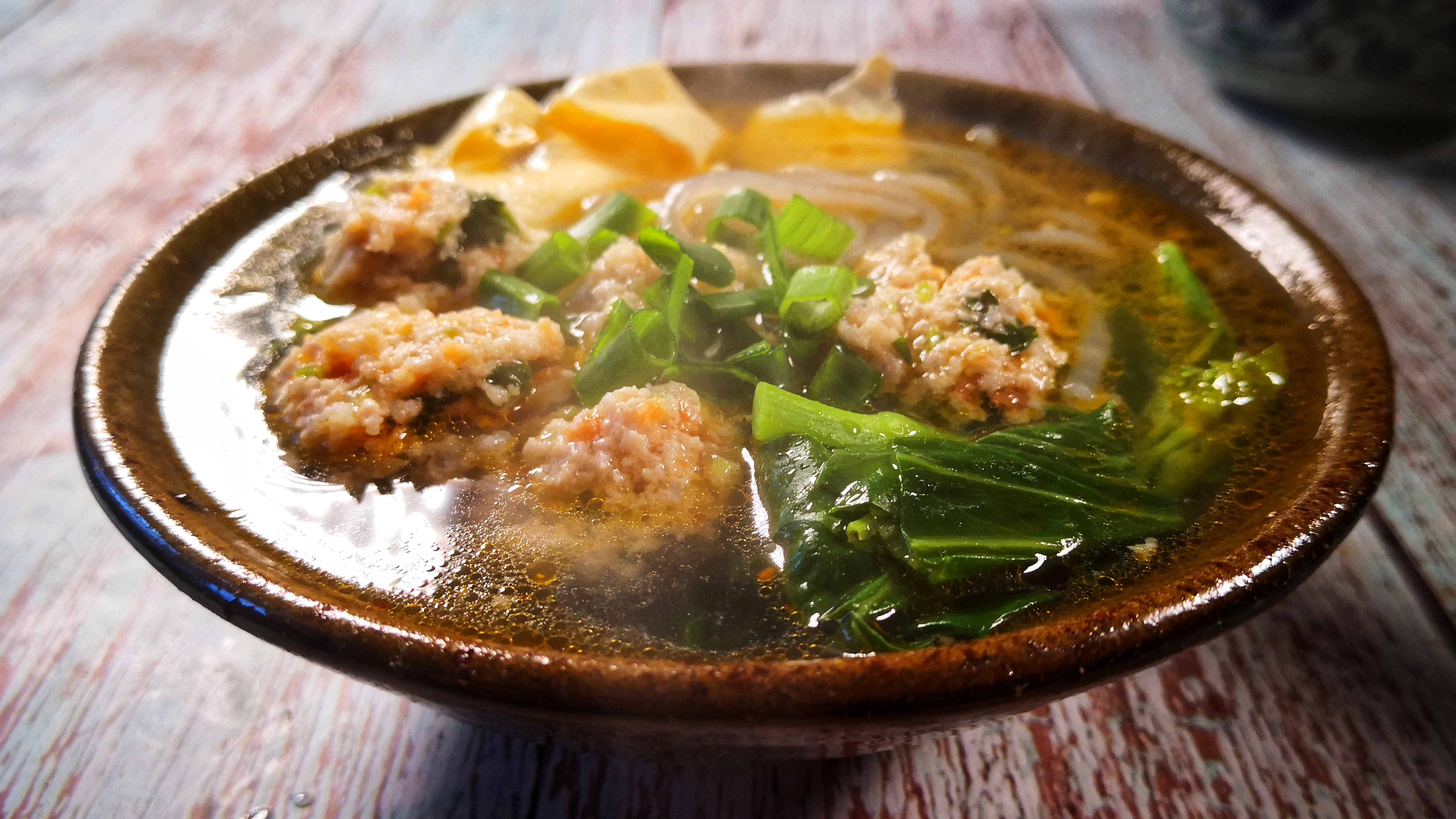 寓意团圆的年夜饭:砂锅粉丝丸子汤端上桌,浓浓的年味扑面而来