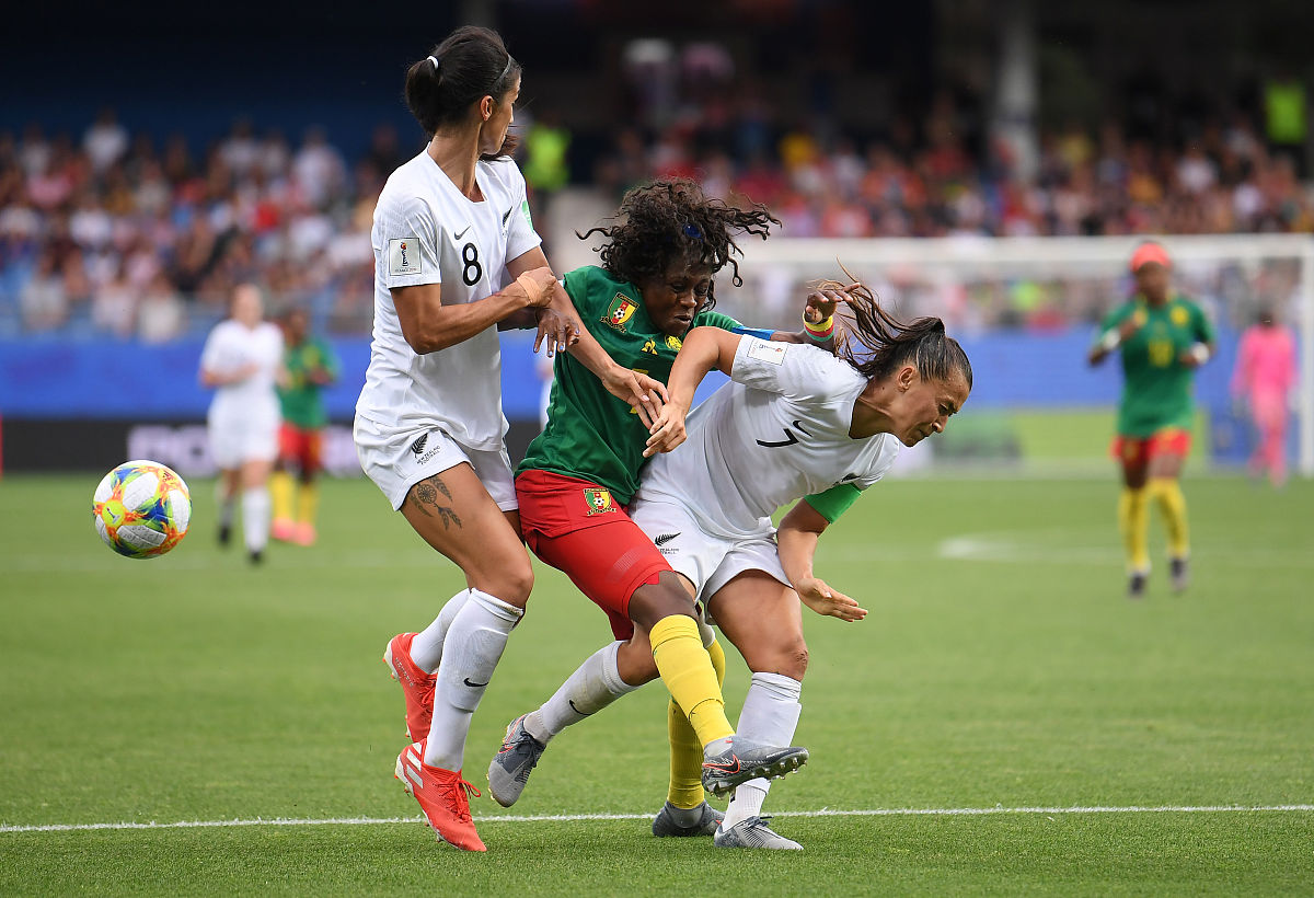 查询student表按照系别进行分组显示每个分组中年龄最小和最大的学生基本信息代码详细一点