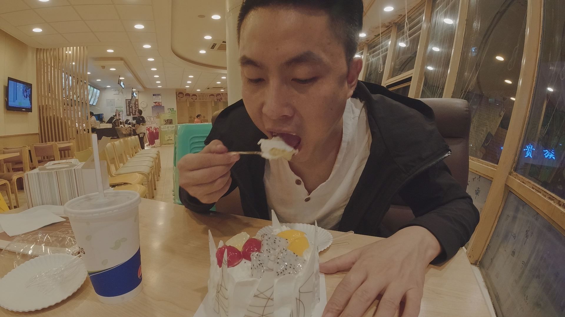 一个人下馆子,一碗牛杂汤两大碗米饭,再来一个蛋糕,爽翻了