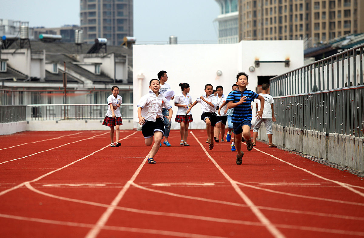 2014年9月1日,天台县赤城街道第二小学的房顶环形跑道正式启用,学生们