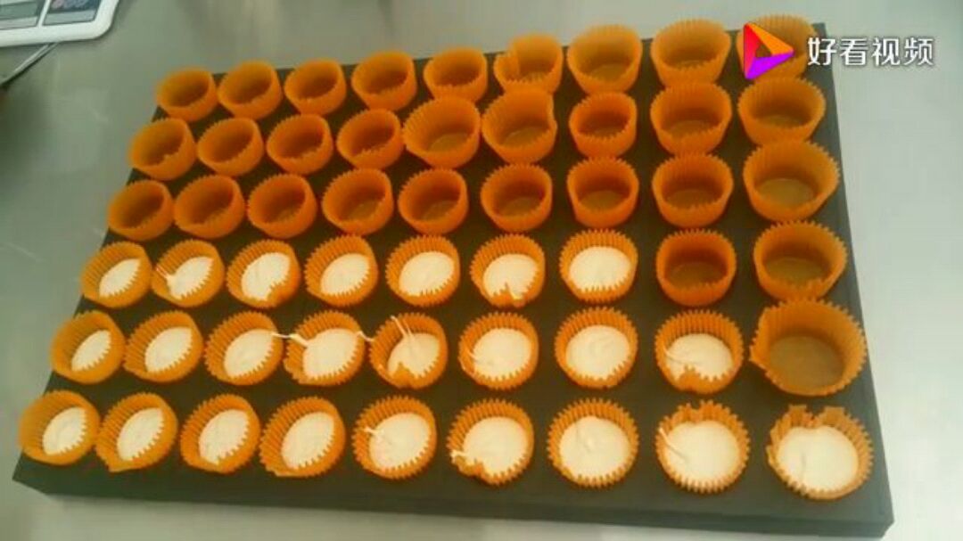今天自己制作拔丝蛋糕,烤完了居然这么好吃。