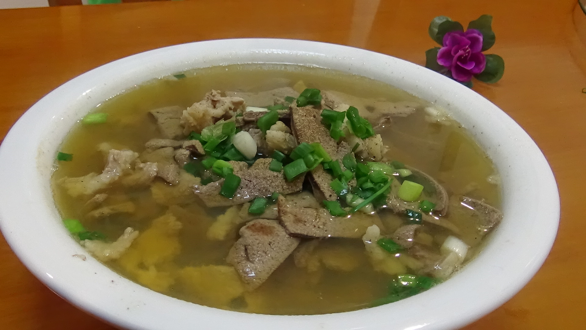 农村阿姨教你做一道猪肝汤,用点小技巧,猪肝鲜嫩爽口没腥味!