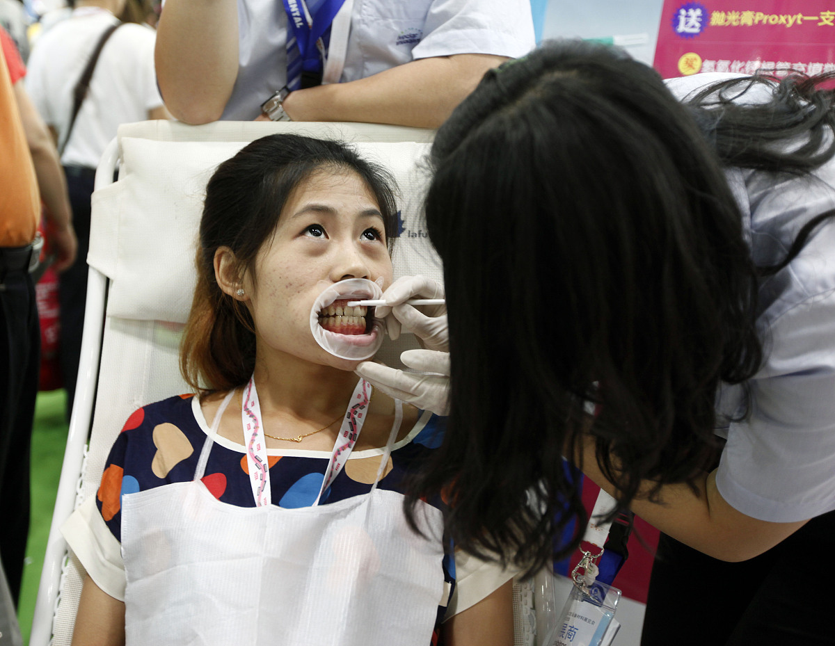 在认真执行医院决定方面和遵守各项管理制度方面作为一名医生我们应该怎么做？