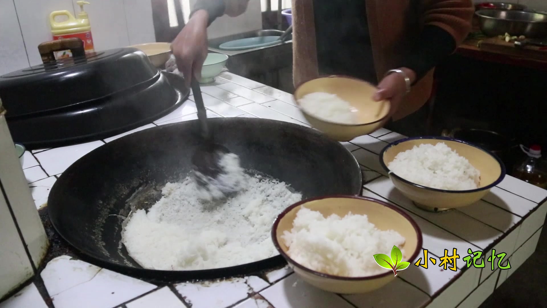 米饭有很多做法,最喜欢的还是这一种,大锅蒸米饭,大锅炒菜
