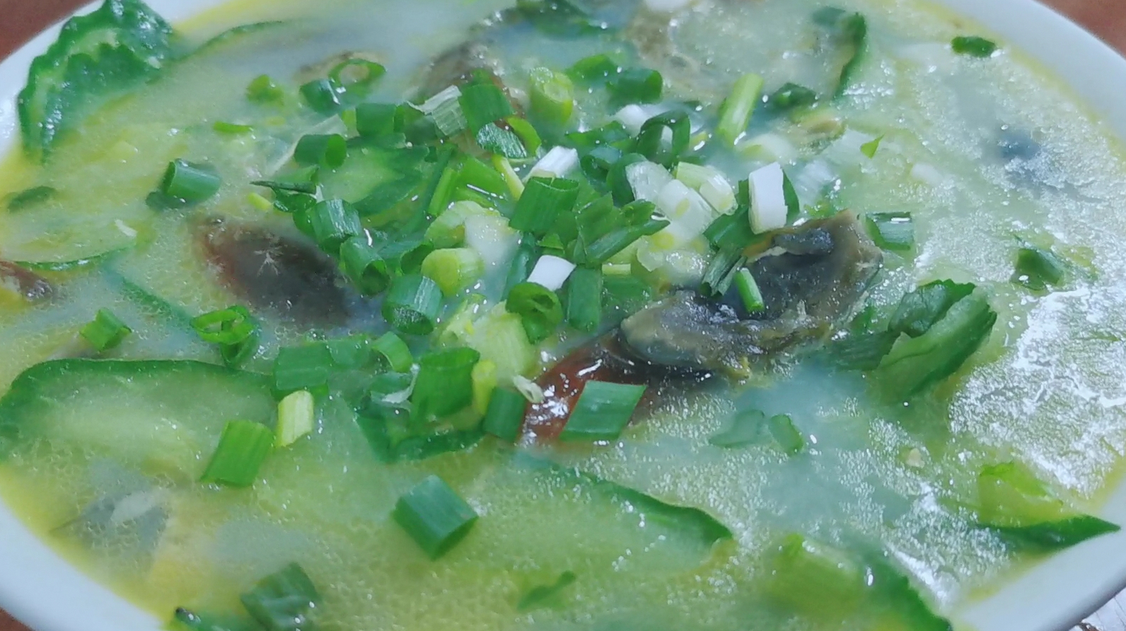 黄瓜皮蛋汤这样做,汤鲜味美,大人小孩都爱喝