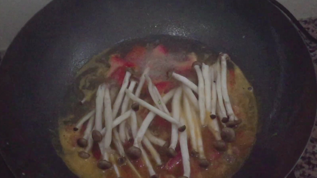 番茄切小块 蟹味菇撕成小朵 做成番茄蟹味汤 做法简单 鲜美好喝