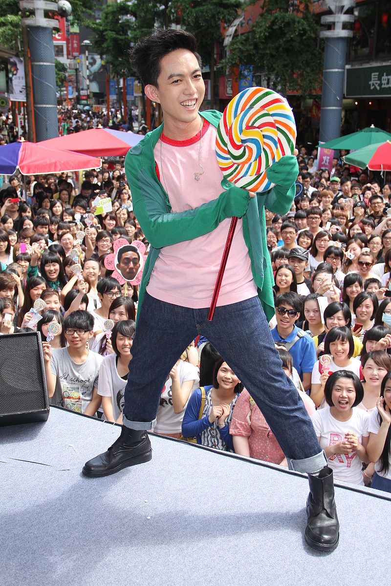 2012年6月10日,台湾,上星期才成功攻蛋获得许多赞许的林宥嘉,举办第四