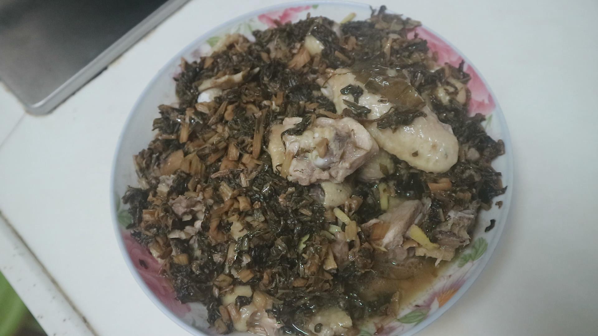 农村大姐教你做一道家常菜,梅菜蒸鸡肉,做法有条有理挺入味的