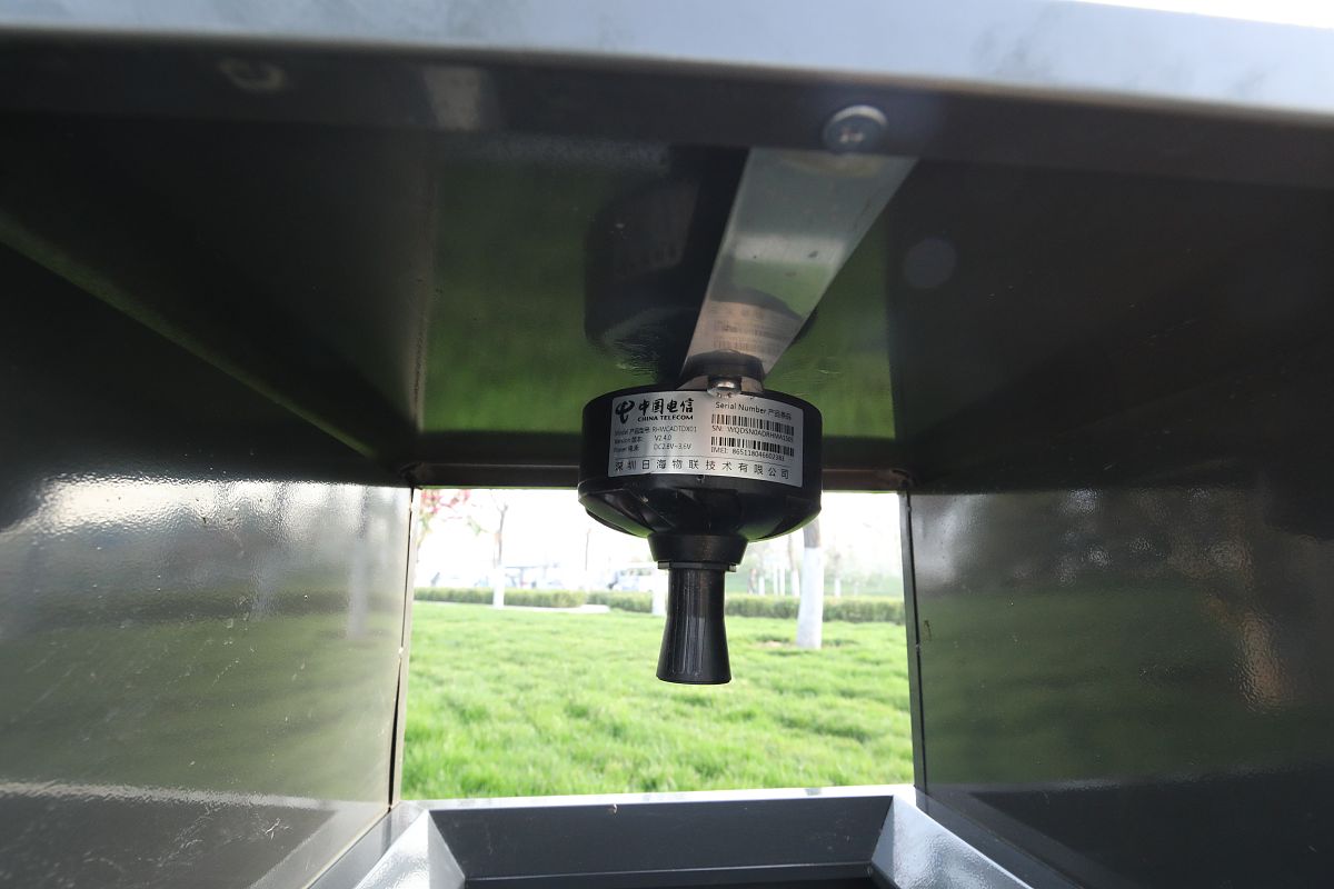 写一个包含隐藏式喷嘴单元除冰检测单元除冰废液检测单元智能控制单元除冰液供给单元除冰液输运单元除冰液回收单元的专利