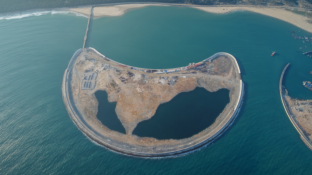 南海岛礁风力发电设备建设指南：选址、建设、设备选择和运维