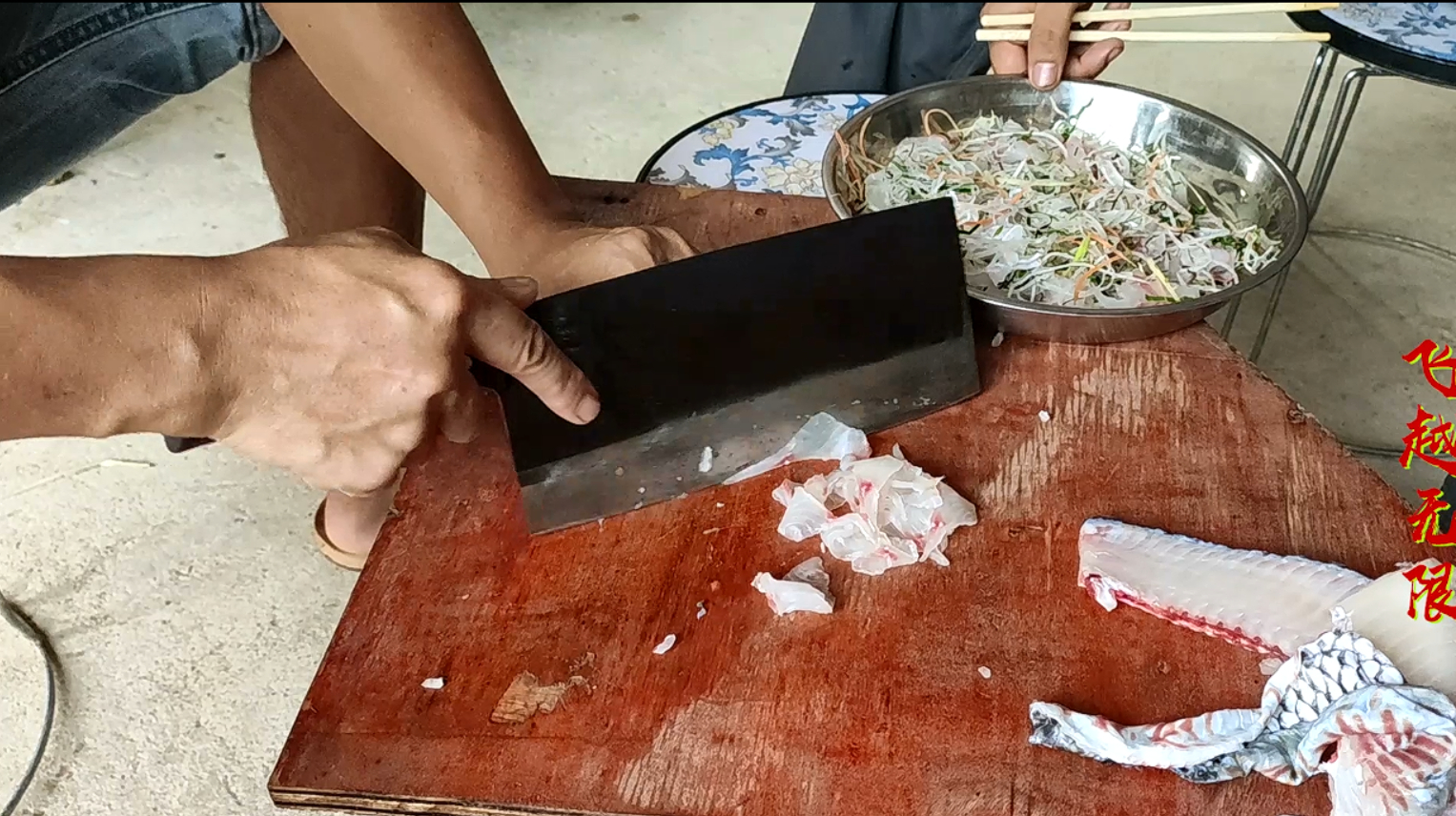 实拍广西横县鱼生制作过程,当地招呼客人的美食,你敢吃吗?