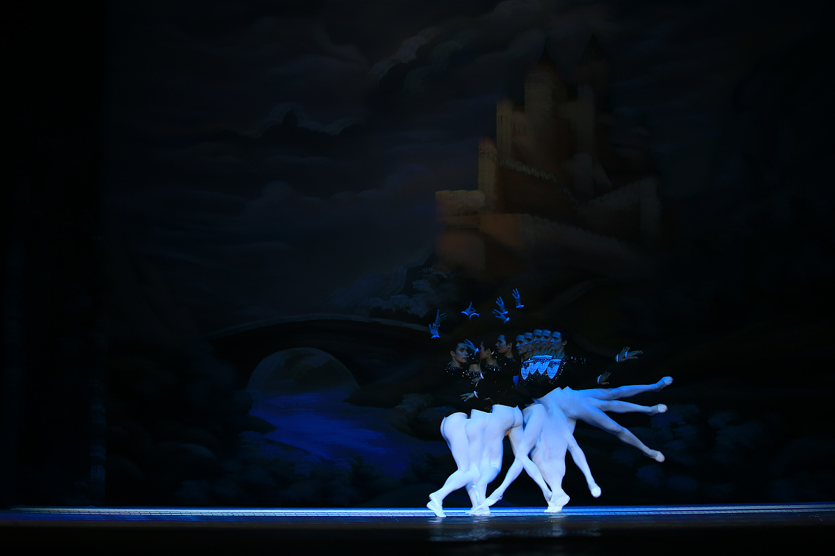 天鹅湖黑白天鹅舞蹈段：舞美设计如何打造视觉盛宴