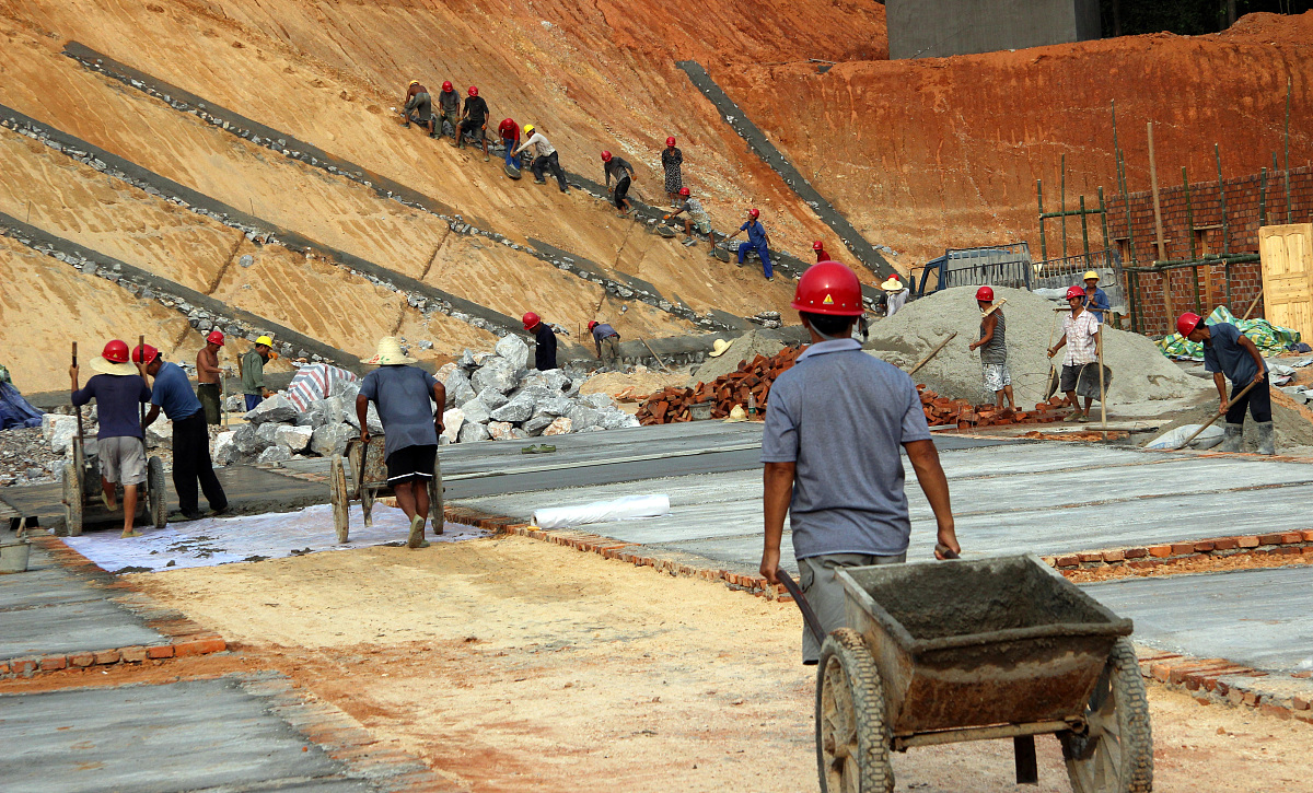 请对论文 浅谈混凝土冬季施工质量保证措施——以拱极东路项目为例的摘要进行写作 保证其内容合理性不要乱写：