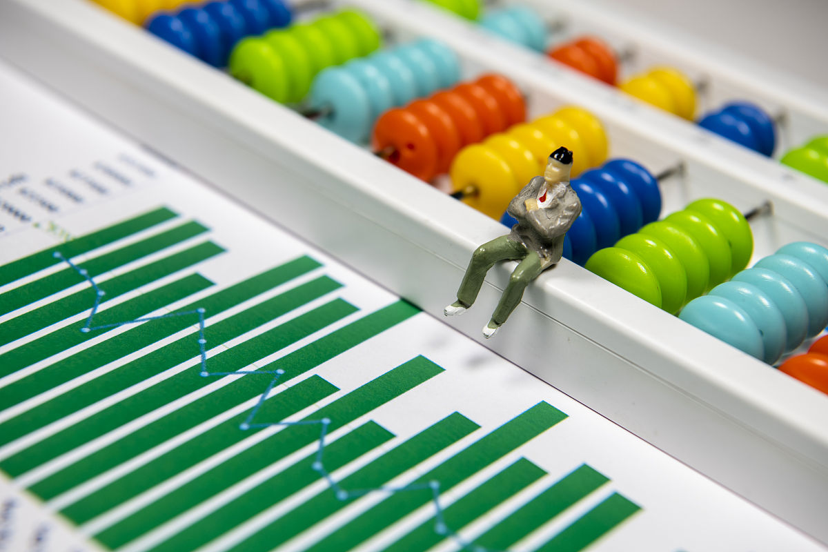 使用1000字描述 巴菲特的《巴菲特致股东的信》 第一章内容并结合中国打工人作为例子说明