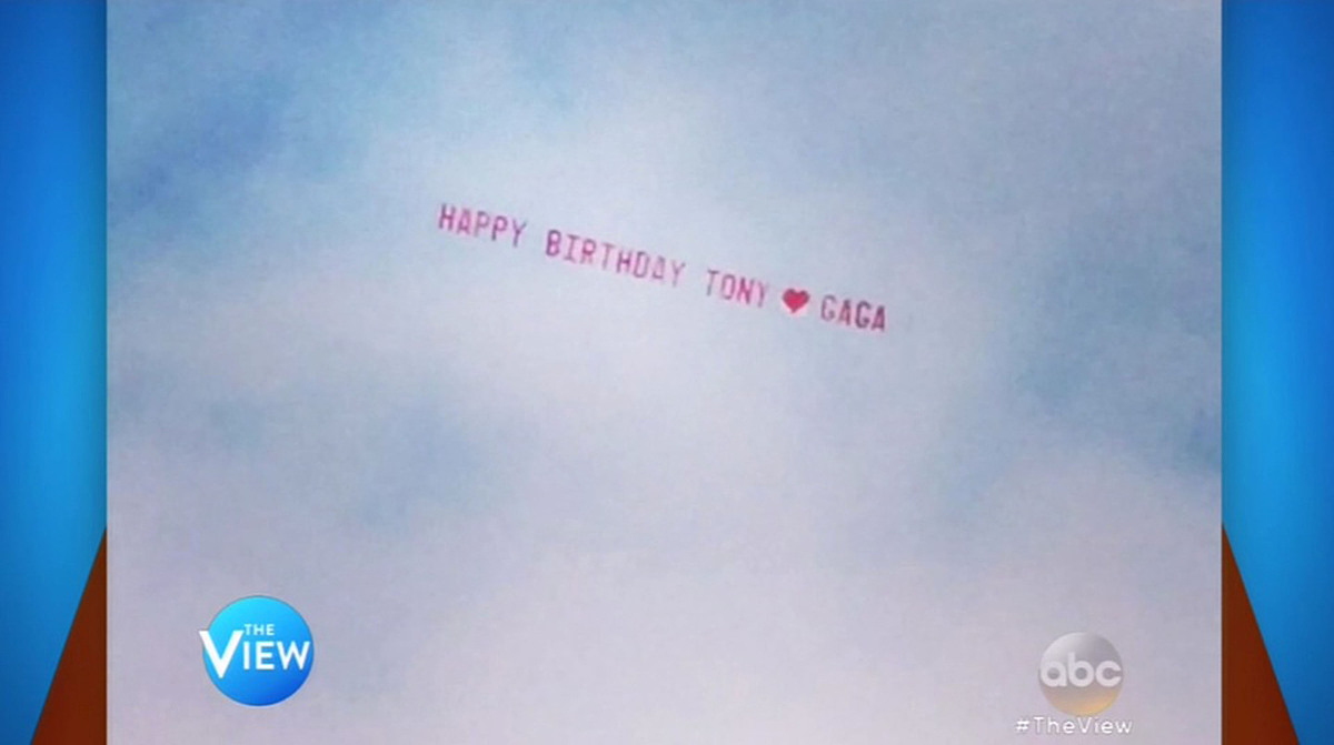 场景是在tiktok live直播聊天室其他用户在聊一些话题用英文写1条human like聊天信息用日常自然语言5-6个单词内容是自己的心情或者今天的天气