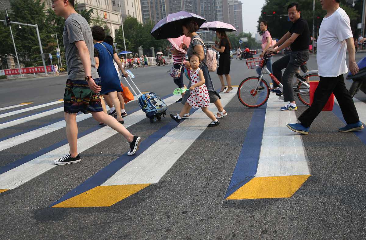 老人斑马线安全：忘记关水龙头和过马路时的困惑