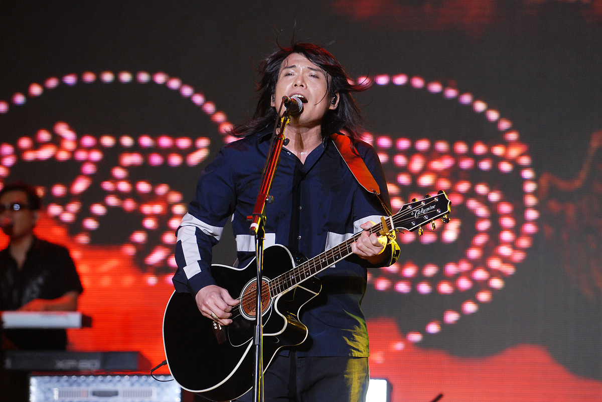 写一首表达梦想情绪的中文摇滚歌曲歌曲表达的主题为团结歌词结构为verse1、verse2、Pre-Chorus1、chorus1、chorus2、verse3、verse4、chorus3、Bridge1、chorus4并确保chorus1、chorus2、chorus3、chorus4、verse5、Pre-Chorus2、chorus5、Bridge2、歌词不重复每段歌词结尾使用中文anwan