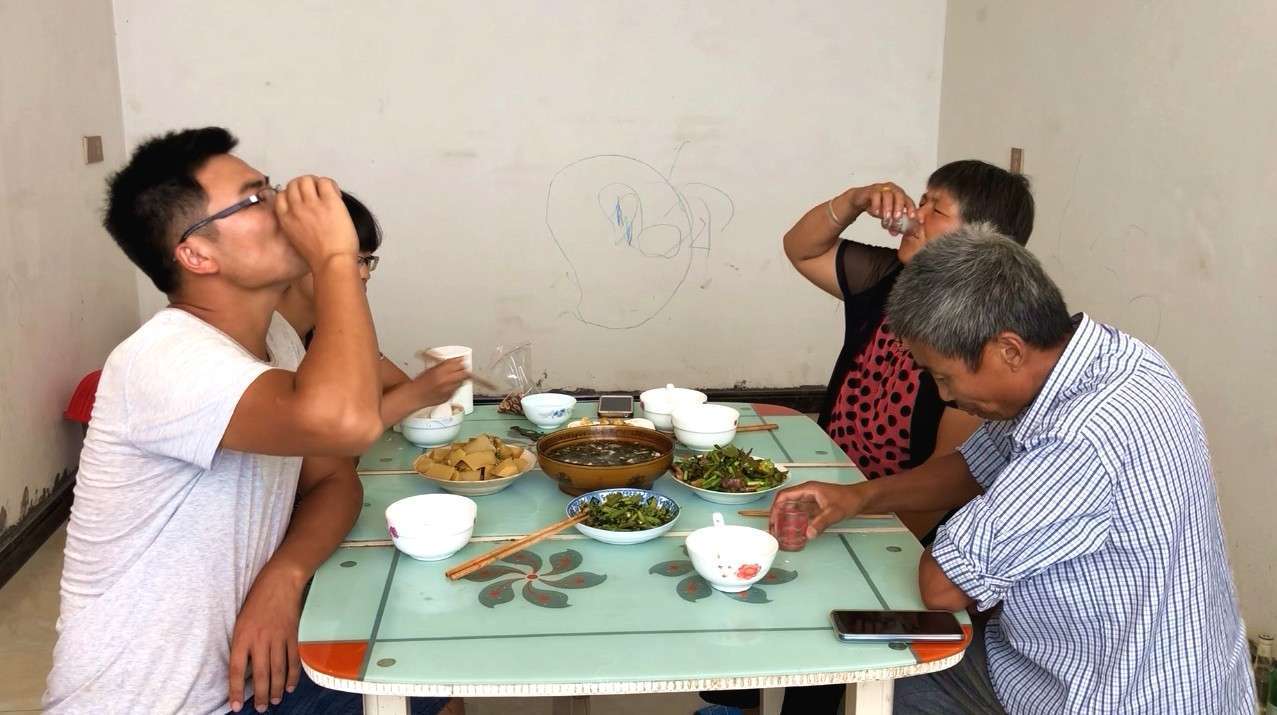 一斤鹌鹑蛋,一盘牛头肉,老妈真人不露相,笑眯眯地喝了两杯白酒