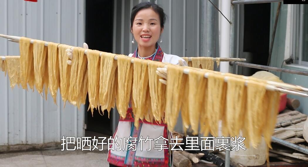 手工腐竹非常重要的一道工序,完全提升了腐竹的美味,怎么做呢?